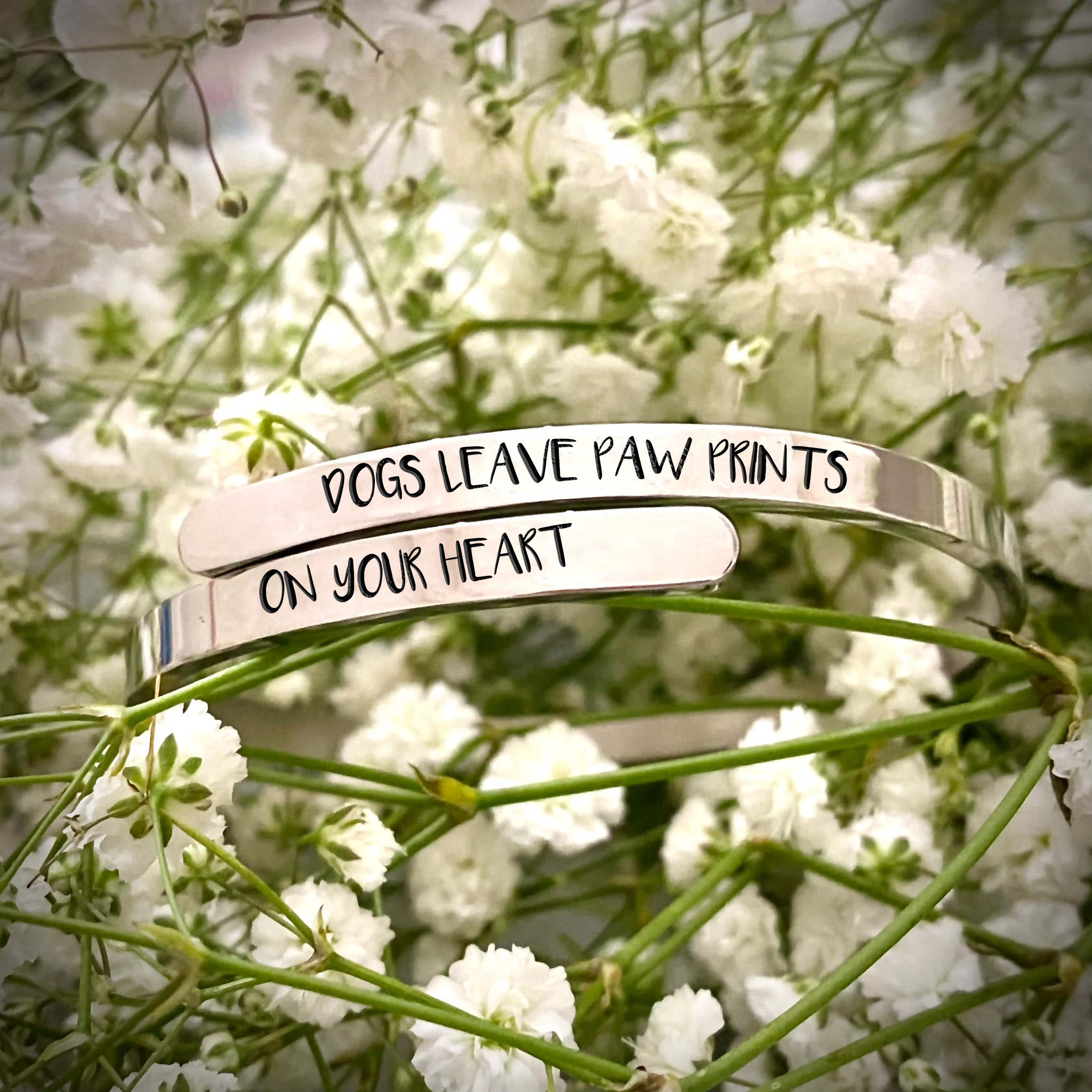 Les chiens laissent des empreintes de pattes sur votre bracelet en forme de cœur