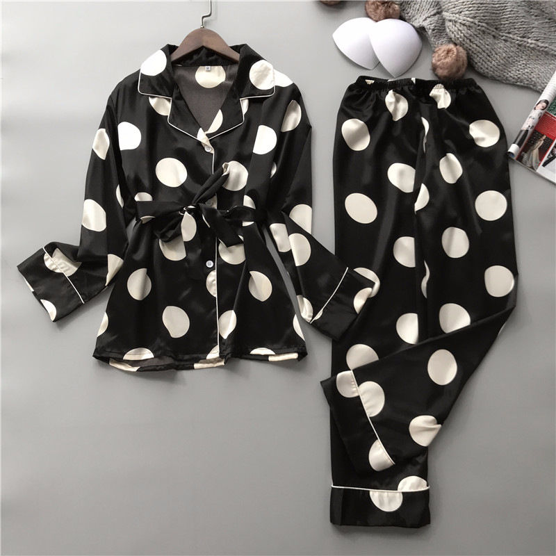 Ensemble de pyjama à pois noirs